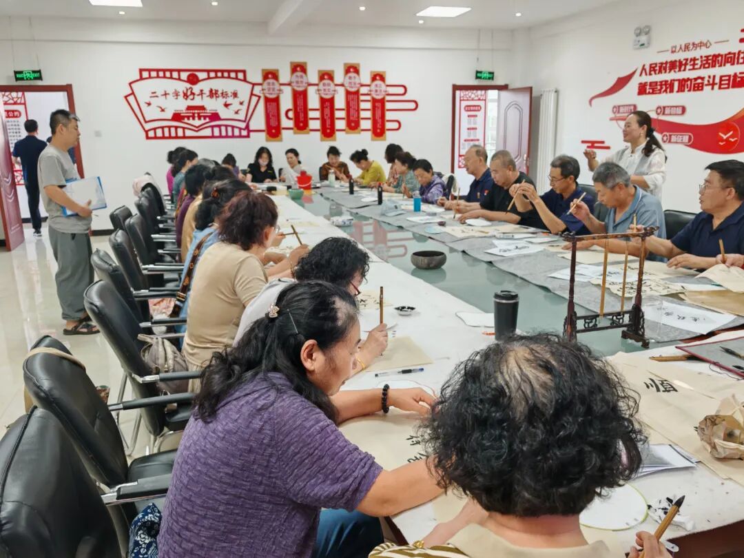 書(shū)法進(jìn)社區(qū) 墨香潤(rùn)民心——柴溝堡鎮(zhèn)長(zhǎng)勝北街社區(qū)開(kāi)展書(shū)法科普與文化交流活動(dòng)